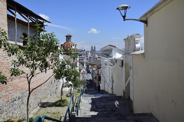 Tipica strada coloniale nel quartiere storico di Quito