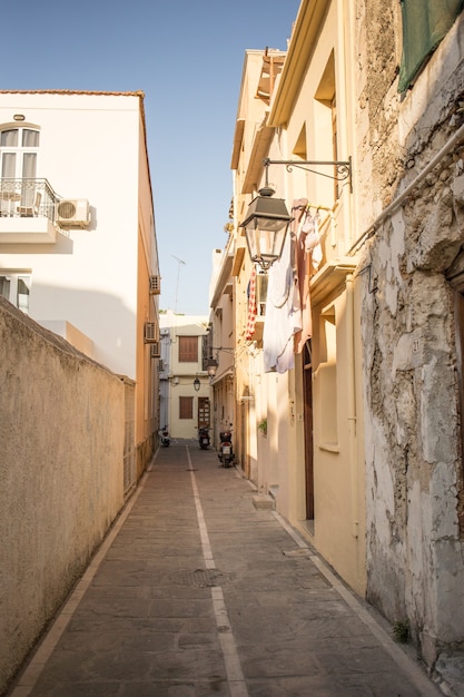 Tipica stradina da qualche parte nell'isola di Creta, Rethymno, Grecia.