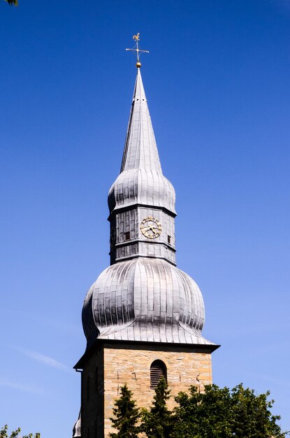 Tipica torre campanaria gotica della chiesa