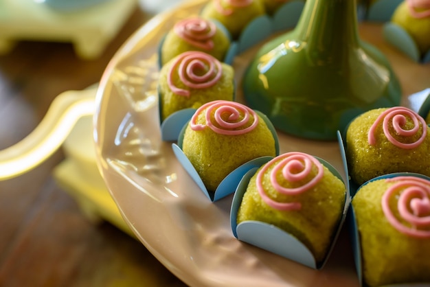 Tipiche caramelle per feste di compleanno con ripieno di uva verde cibo brasiliano