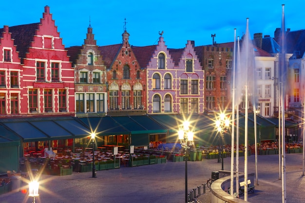 Tipiche case fiamminghe sul Grote Markt o sulla piazza del mercato nel centro di Bruges durante l'ora blu mattutina, Belgio