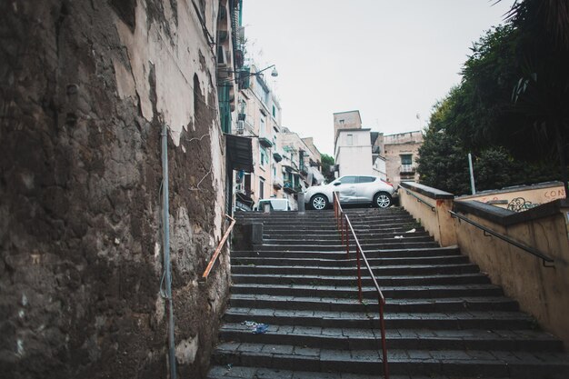 Tipiche strade pittoresche di Napoli Italia. Luoghi molto suggestivi e cinematografici nel centro storico