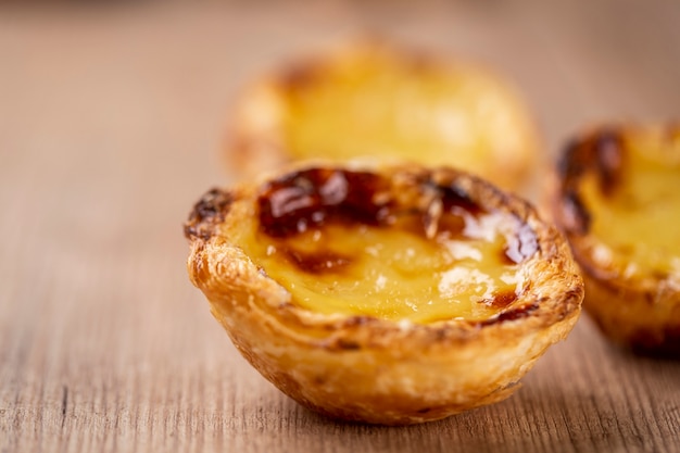 Tipiche torte di crema pasticcera portoghesi. pasticceria tradizionale portoghese. Su un tavolo di legno.