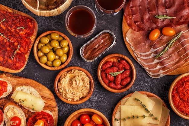 Tipico antipasto spagnolo in tavola