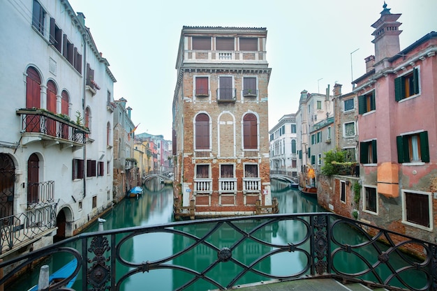 Tipico canale veneziano con ponte al mattino presto venezia italia