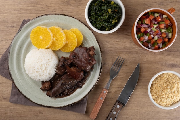 Tipico cibo brasiliano feijoada vinaigrette di farina di manioca tostata e cavolo verde