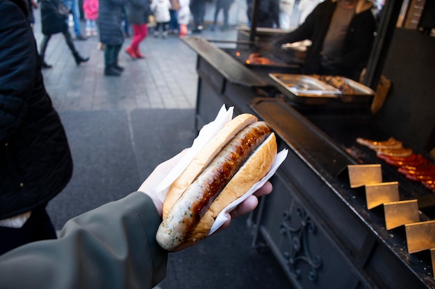 Tipico cibo di strada tedesco di pane con bratwurst in inverno