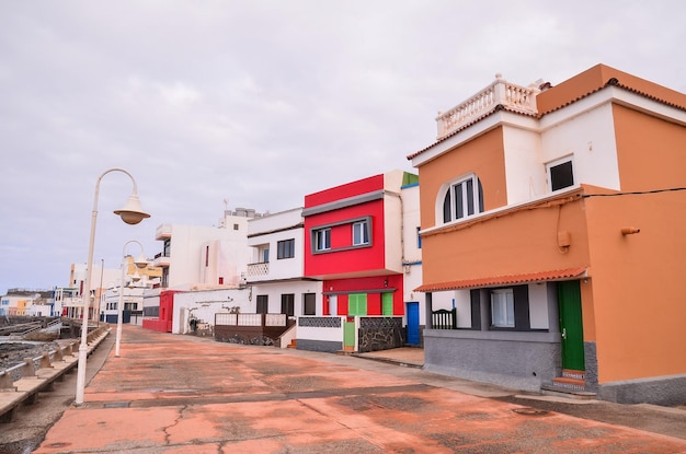 Tipico edificio coloniale spagnolo colorato con tetto piano