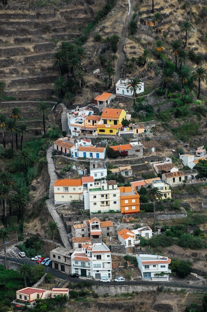 Tipico edificio coloniale spagnolo colorato con tetto piano