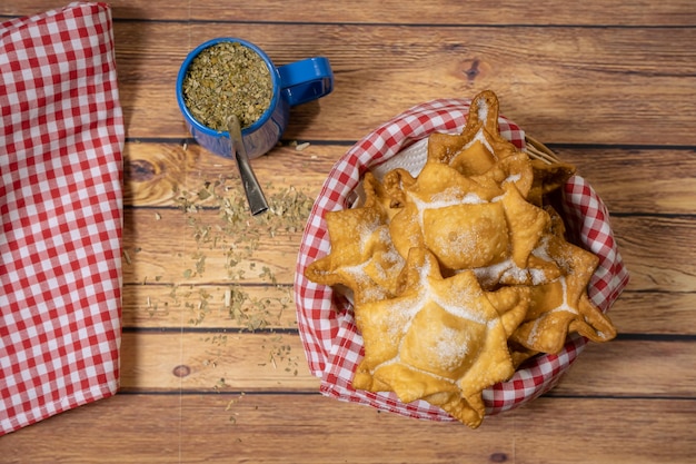 Tipico fritto di patate dolci e mele cotogne su vassoio accompagnato dal classico mate