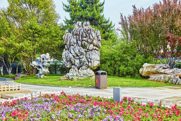 Tipico giardino cinese, parco con rocce bizzarre. Pechino, Cina