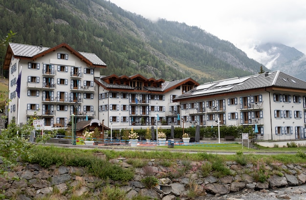 Tipico paesaggio architettonico svizzero con le montagne alle spalle