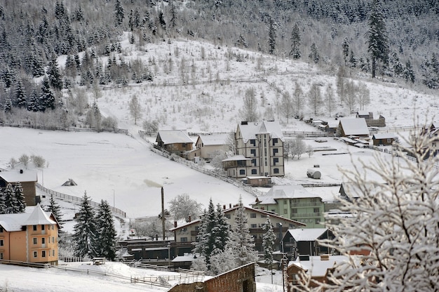 Tipico paesaggio dei Carpazi ucraini con tenute private in inverno.