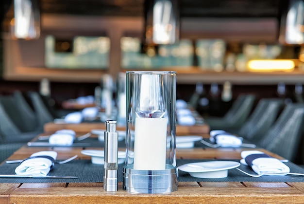 Tipico ristorante terrazzato con sedie e tavoli pronti per un pasto in Svizzera.