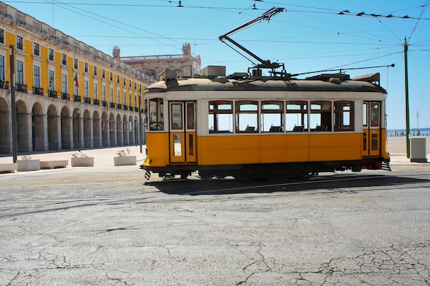 Tipico tram giallo di Lisbona in Portogallo in esecuzione vuoto.