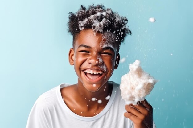 Tipo afroamericano positivo con i capelli ricci e gli occhi chiusi che sorride e si gode il gelato sullo sfondo blu dello studio