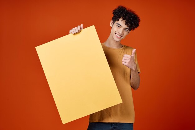 Tipo con i capelli ricci modello pubblicitario di studio sfondo rosso foto di alta qualità