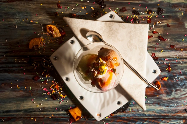 Tipo di gelato servizio tazze e mangiare in negozi e caffè