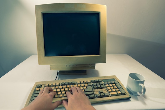 Tipo di mano ritagliato sulla tastiera del computer sul tavolo