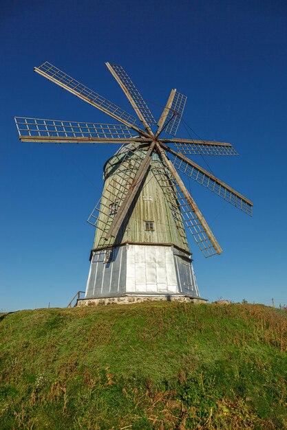 Tipo olandese del mulino a vento contro il cielo blu vicino