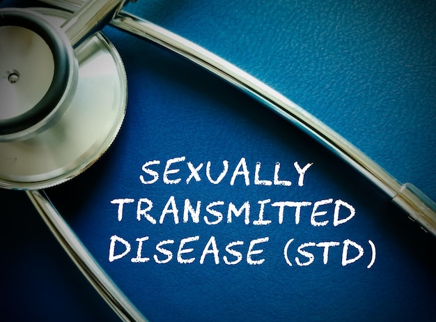 Tipografia del termine medico delle malattie sessualmente trasmissibili (STD) con lo stetoscopio. STI