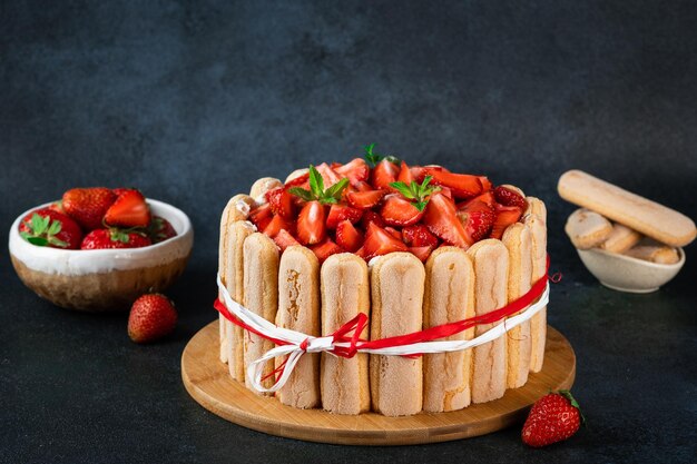 Tiramisù alle fragole con mascarpone Dolce estivo tiramisù classico alle fragole decorato con foglie di menta Torta alle fragole