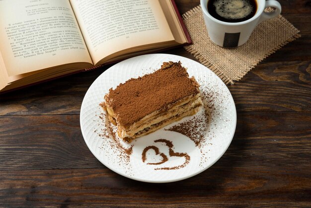 Tiramisù con caffè scuro su sfondo