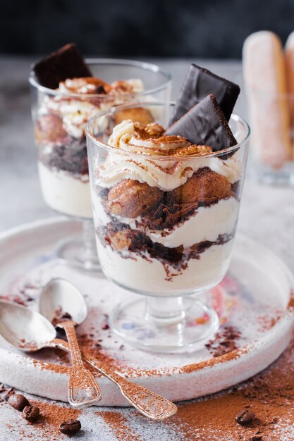 Tiramisù dolce italiano fatto in casa con savoiardi e mascarpone,