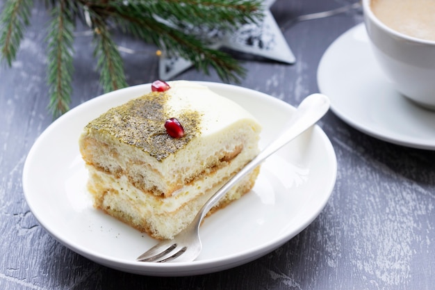 Tiramisù dolce italiano, preparato con tè matcha e limoncello, decorato per Natale o Capodanno. Messa a fuoco selettiva.