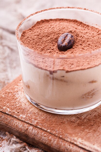 Tiramisù, dolce italiano tradizionale in un bicchiere