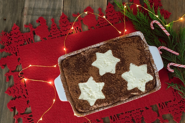 Tiramisù dolce tradizionale italiano con decorazioni natalizie. Copia spazio.