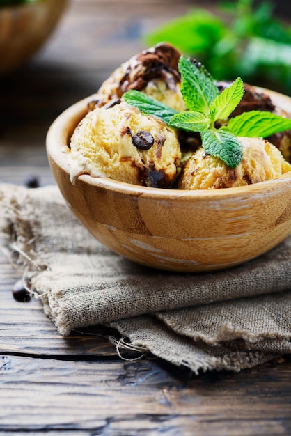 Tiramisù gelato italiano con caffè e menta