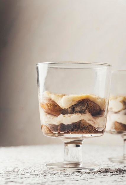 tiramisù in un bicchiere con fragole