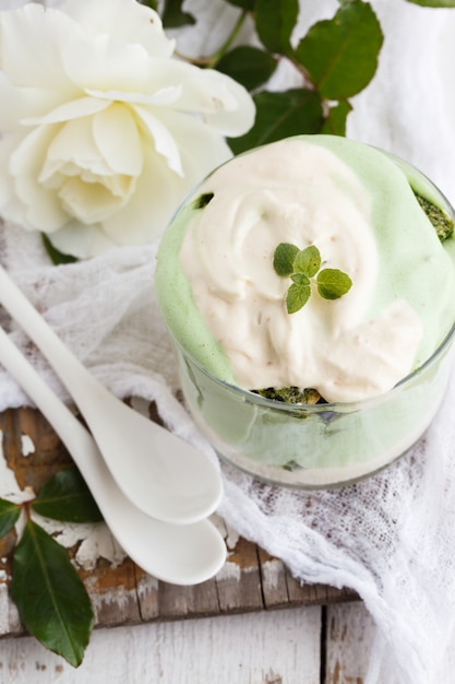 Tiramisù in un bicchiere di tè abbinato