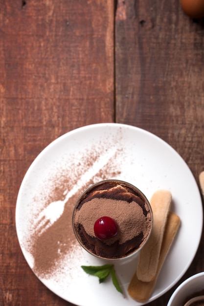 Tiramisù in una tazza di vetro