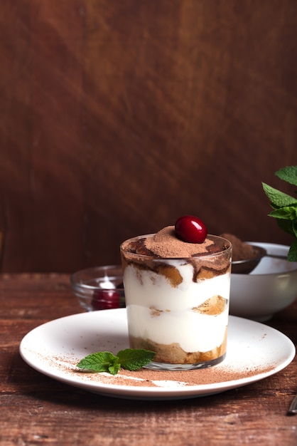 Tiramisù in una tazza di vetro