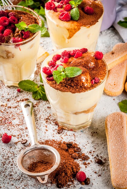 Tiramisù italiano con lamponi