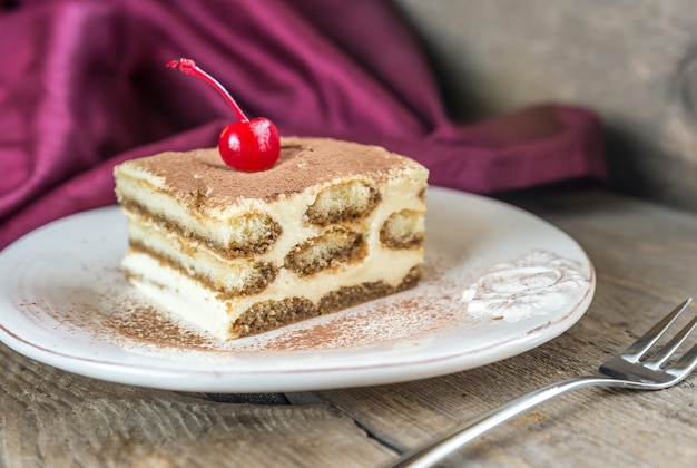 Tiramisù nel piatto con ciliegia