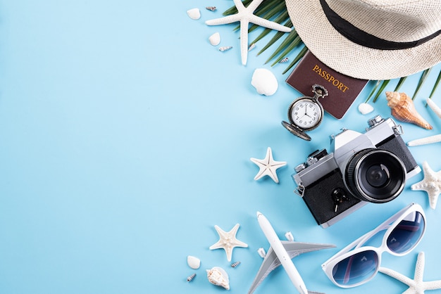 Tiri gli accessori in secco su pastello blu per il concetto di vacanza estiva.