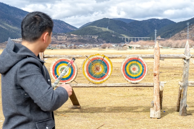 Tiro con l&#39;arco è principalmente uno sport competitivo e un&#39;attività ricreativa. Concentrati sugli obiettivi.