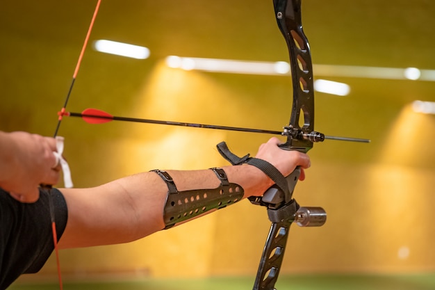 Tiro con l'arco sportivo nel poligono di tiro, competizione per il maggior numero di punti per vincere la coppa