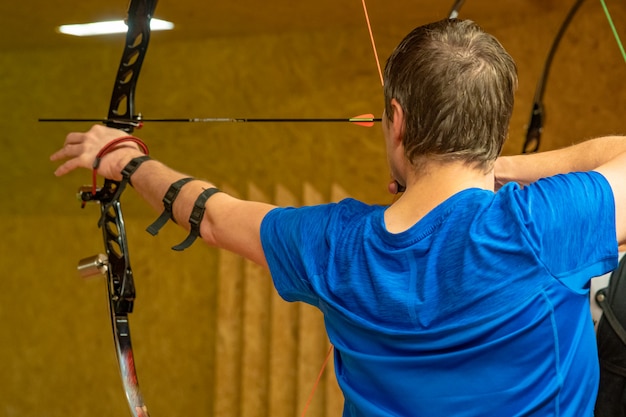 Tiro con l'arco sportivo nel poligono di tiro, competizione per il maggior numero di punti per vincere la coppa