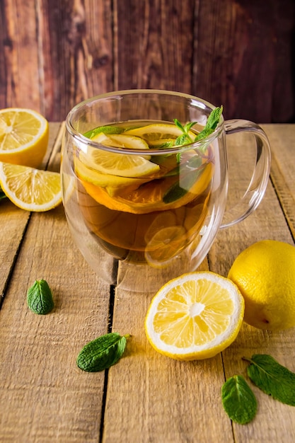 Tisana con limone e menta su un legno