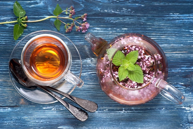 Tisana con menta e origano Vista dall'alto orizzontale