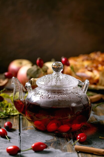 Tisana di bacche di rosa canina in teiera di vetro