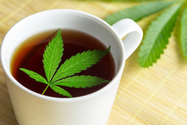 Tisana di cannabis e foglie di marijuana