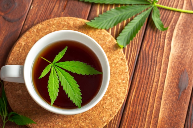 Tisana di cannabis e foglie di marijuana