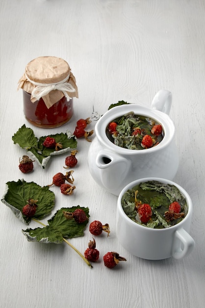 Tisana medicinale riscaldante con rosa canina e foglie di ribes