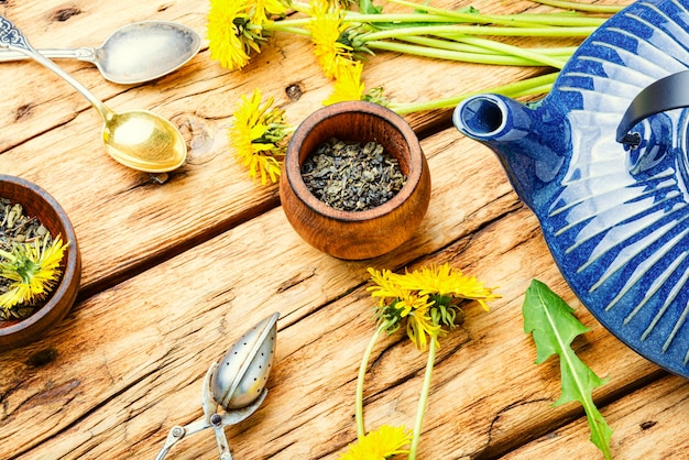 Tisana profumata dai denti di leone in fiore.Tè ai fiori