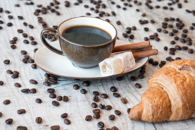 Titolo amore da chicchi di caffè con tazza di caffè e dolci